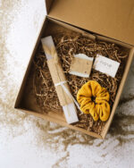 Χειροποίητη λαμπάδα κούτι με σαπούνι και scrunchie λαστιχάκι