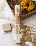 Χειροποίητη λαμπάδα κούτι με σαπούνι και scrunchie λαστιχάκι - Image 2