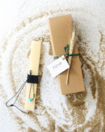 Χειροποίητη λαμπάδα στολισμένη με κρεμαστό λαιμού , κορδόνι γαλάζια χάντρα