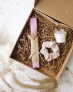 Χειροποίητη λαμπάδα κουτί με αρωματικό κερί και schrunchie λαστιχάκι