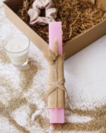 Χειροποίητη λαμπάδα κουτί με αρωματικό κερί και schrunchie λαστιχάκι - Image 2